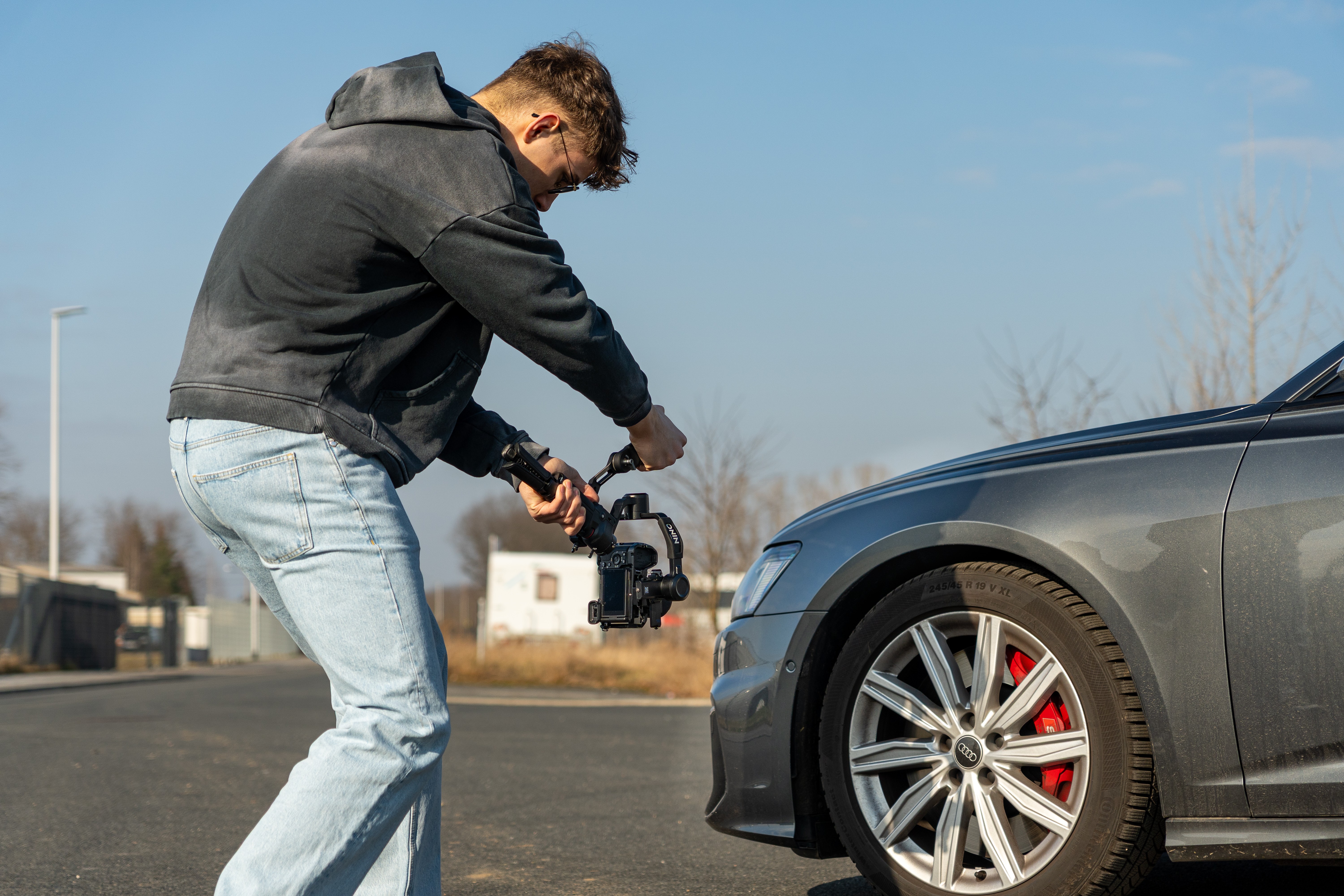 Anton neben einem Auto während einer Produktion
